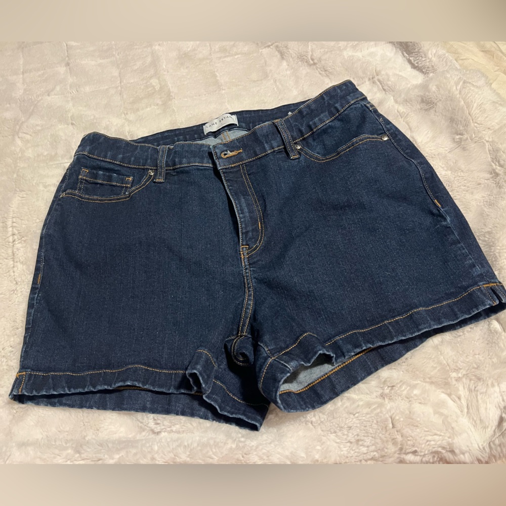 Lane Bryant Mid-Rise Flex Magic Waistband
Signature Short size 18